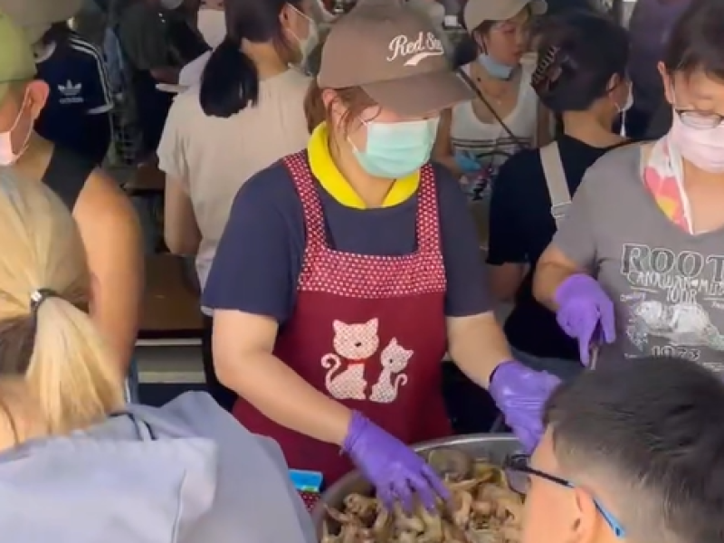 每日一萬份 ! 24小時全天候供應便當熱食 YTR通苑好青年: 不管你是誰 來幫忙都能食用